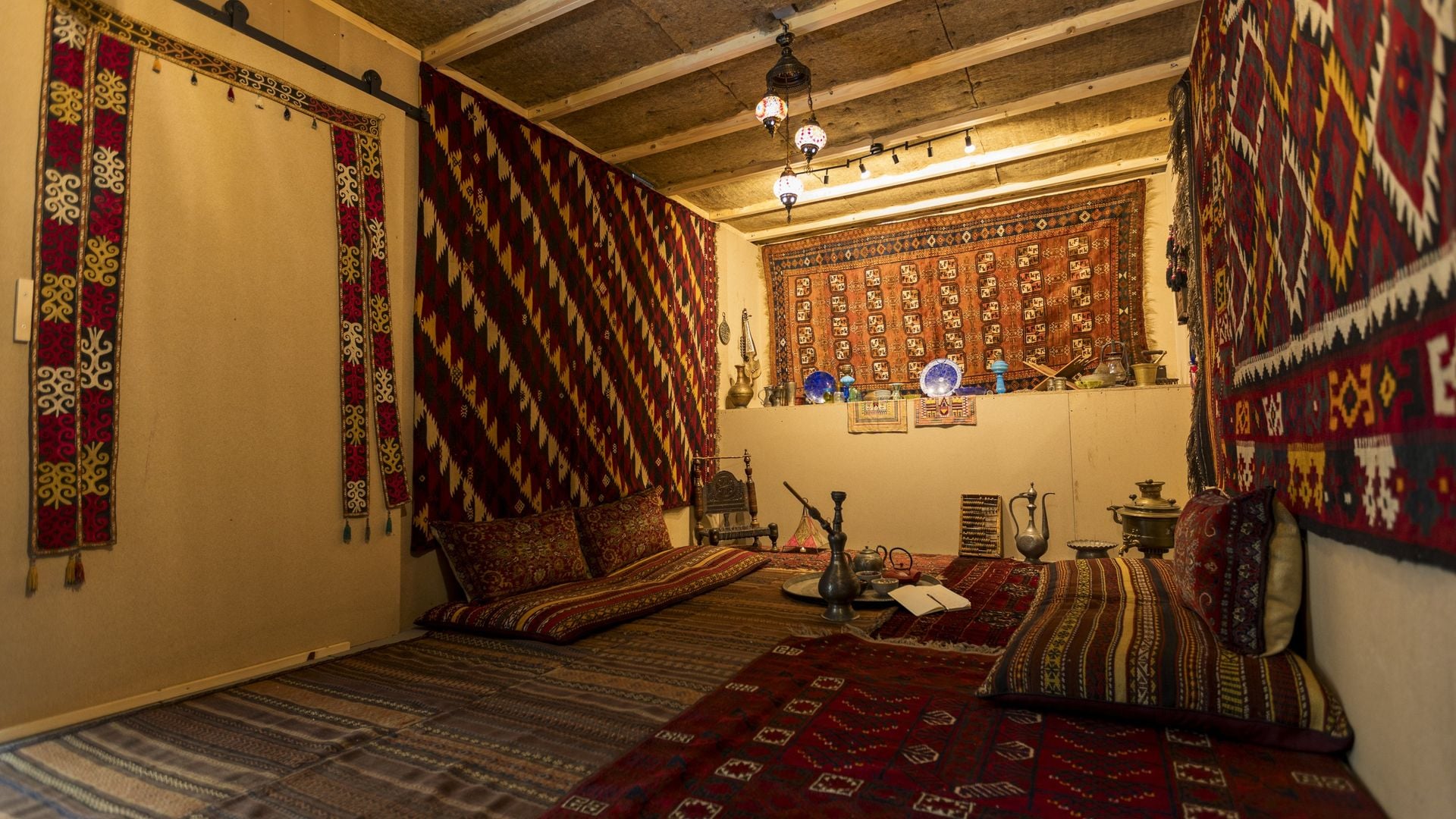 WOVEN REALITIES THE DIVERSITY OF AFGHAN HOMES AND RITUALS - Detail 3